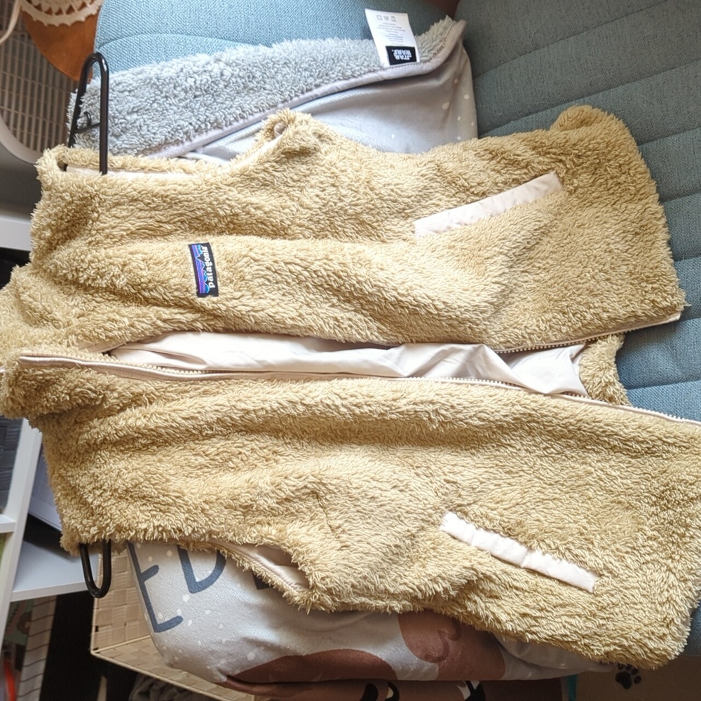 Patagonia furry tan vest medium